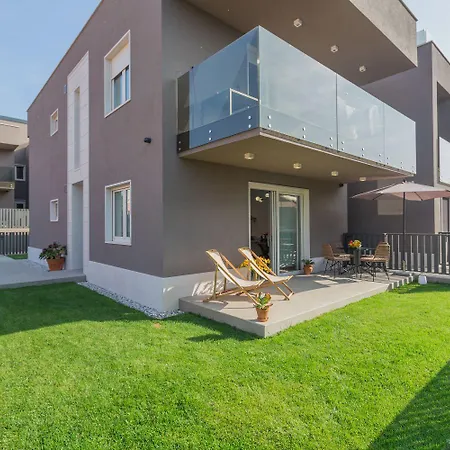 Luxusapartment Mit Moskitonetzen, Gutem Restaurant Ums Eck, Wifi, Liegen Daire Poreč