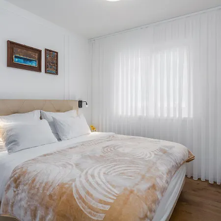 Luxusapartment Mit Moskitonetzen, Gutem Restaurant Ums Eck, Wifi, Liegen شقة *