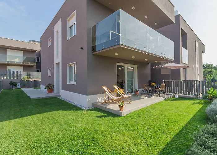 Luxusapartment Mit Moskitonetzen, Gutem Restaurant Ums Eck, Wifi, Liegen Lejlighed Poreč