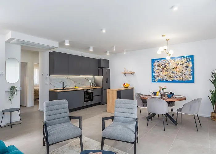 Luxusapartment Mit Moskitonetzen, Gutem Restaurant Ums Eck, Wifi, Liegen Poreč