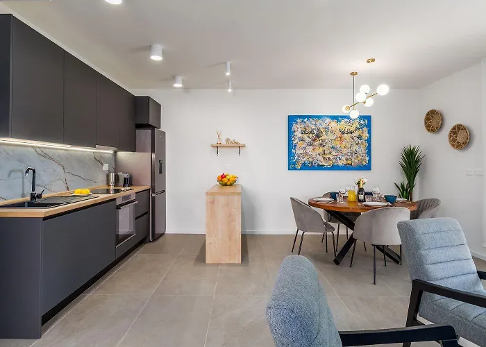 Luxusapartment Mit Moskitonetzen, Gutem Restaurant Ums Eck, Wifi, Liegen Lejlighed Poreč