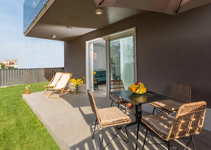 Daire Luxusapartment Mit Moskitonetzen, Gutem Restaurant Ums Eck, Wifi, Liegen Poreč